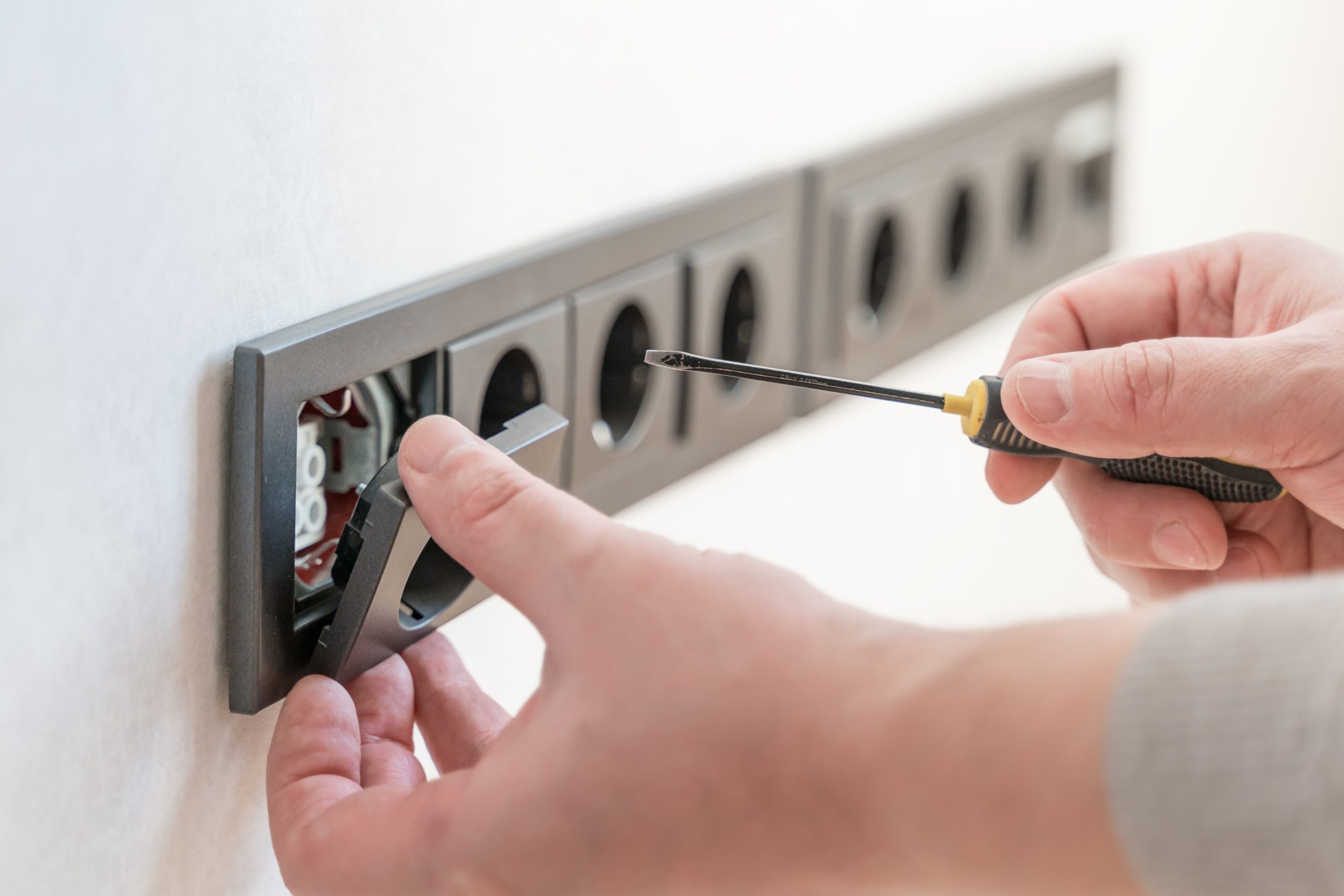 wall-socket-installation-a-screw-on-an-electrical--MA2BV9X